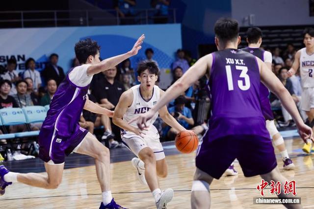 球员在比赛中突破对手防守，完成漂亮上篮的简单介绍