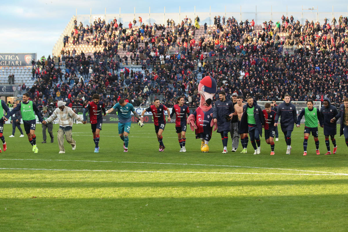 足球赛场上演精彩大战，观众目不转睛