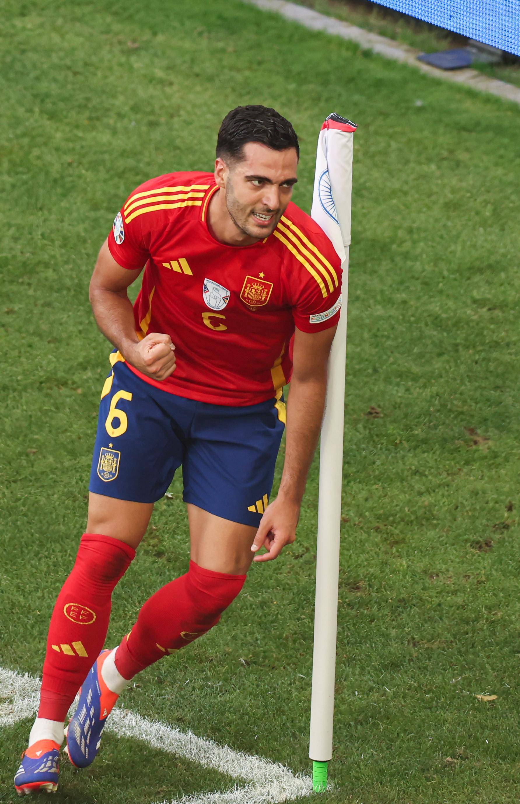 西班牙队在比赛中发挥出色,力压对手获得胜利 西班牙队在比赛中发挥出色,力压对手获得胜利