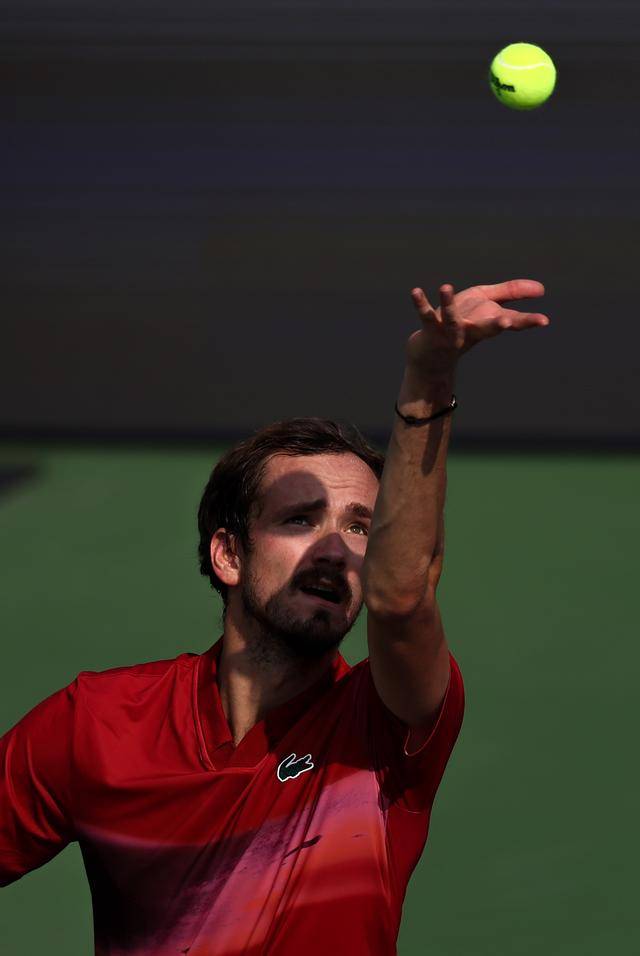 包含意大利网球队轻取欧洲网球队，梅德韦杰夫统治全场的词条